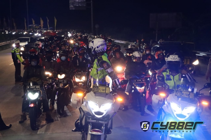Para Pemudik Roda Dua Dikawal Jajaran Polres Lamsel Sampai Perbatasan Balam.
