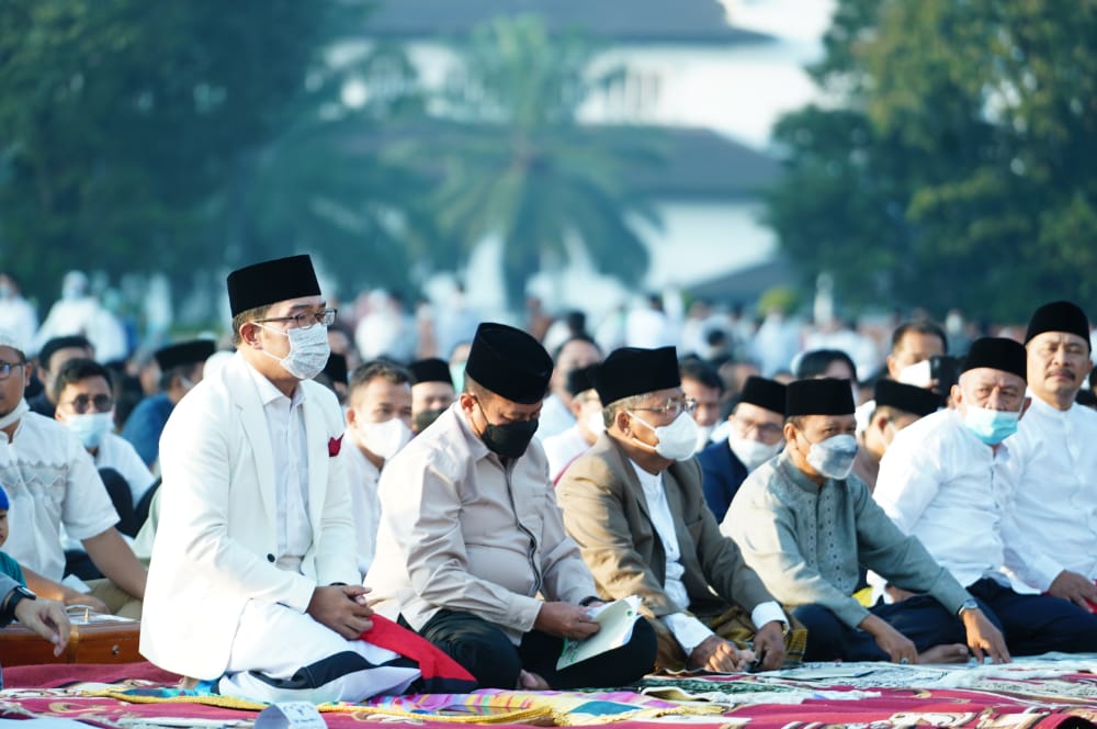 Kapolda Jabar Sholat Idul Fitri 1443 H Bersama Gubernur Jabar dan Forkopimda 