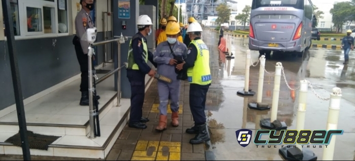 Suasana Lebaran, Personel Ditpamobvit Polda Banten Tetap Berikan Rasa Aman di PT Lestari Banten Energi