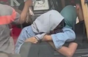 Viral, Sepasang Muda Mudi yang Terjabak Macet, Diduga Berbuat Mesum di Sebuah Mobil