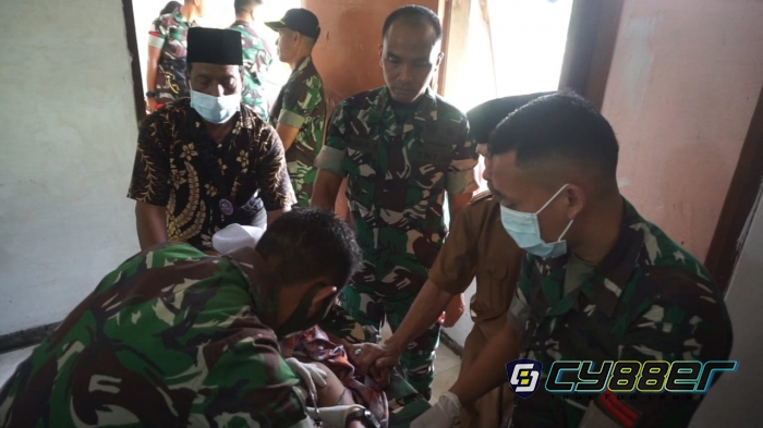 HUT ke 62 Yonif 320/Badak Putih Laksanakan Karya Bakti dan Sunatan Massal