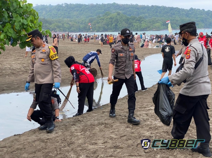 Ratusan Personel Gabungan Bersih - Bersih di Sepanjang Pantai Pangandaran