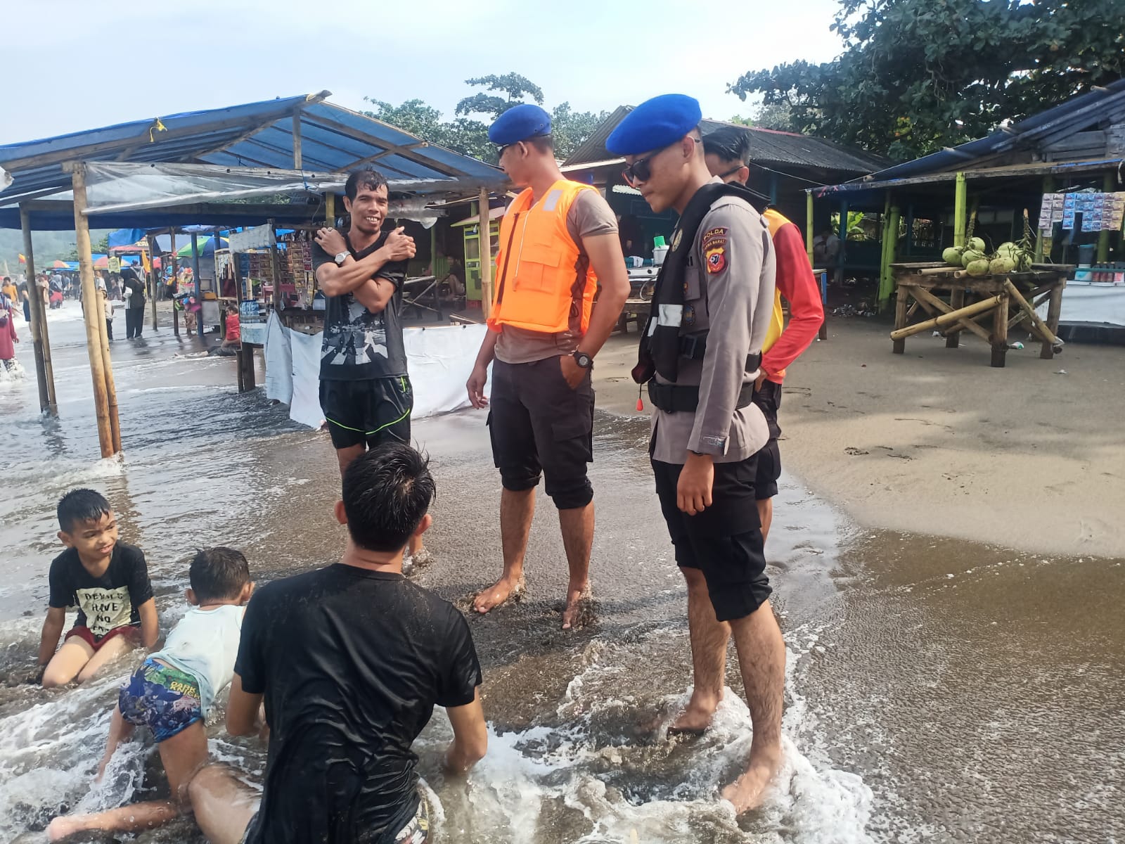 Satpolairud Polres Sukabumi Lakukan Patroli di Pesisir Pantai