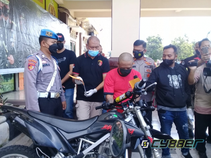 Seorang Residivis Gondol Sepeda Motor Showroom Mokas