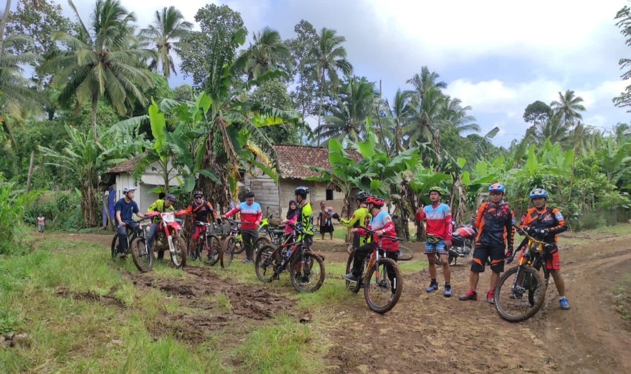 Pesepeda Tanggamus Berikan Bantuan Korban Kebakaran