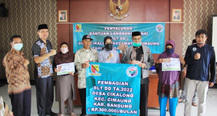 Camat Cimaung Sampaikan Program Prioritas Bupati Saat Pembagian BLT-DD di Desa Cikalong
