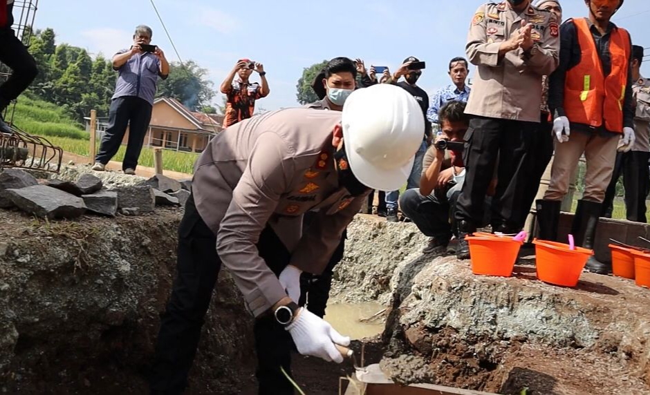 Kapolres Sukabumi Kota Lakukan Peletakan Batu Pertama Pembangunan Mako Polsek Cireunghas