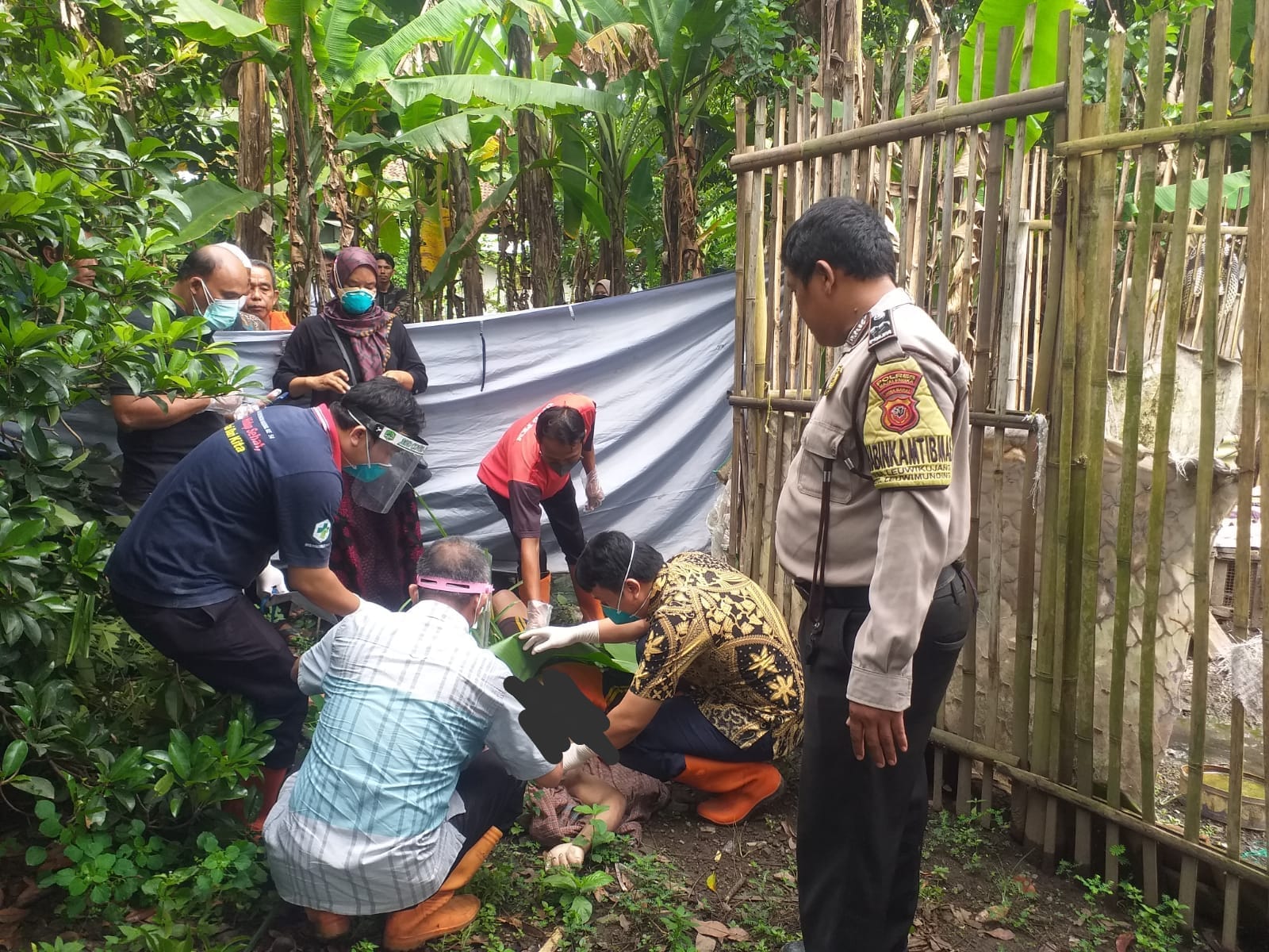 Polisi Bersama Tim Medis Cek dan Olah TKP Sesosok Mayat Lansia