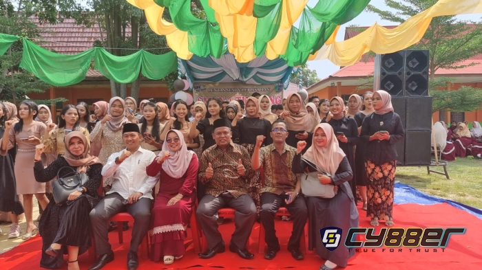 Komite Sekolah SMK Negeri 1 Tualang Hadiri Perpisahan Anak Didik 