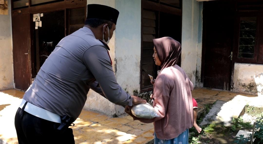 Di Bandung Barat, Polisi Bagikan Ratusan Paket Sembako