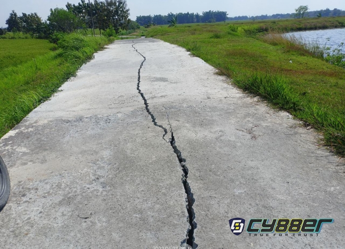 Rabat Beton di Desa Keyongan, Baru Beberapa Bulan Sudah Terbelah