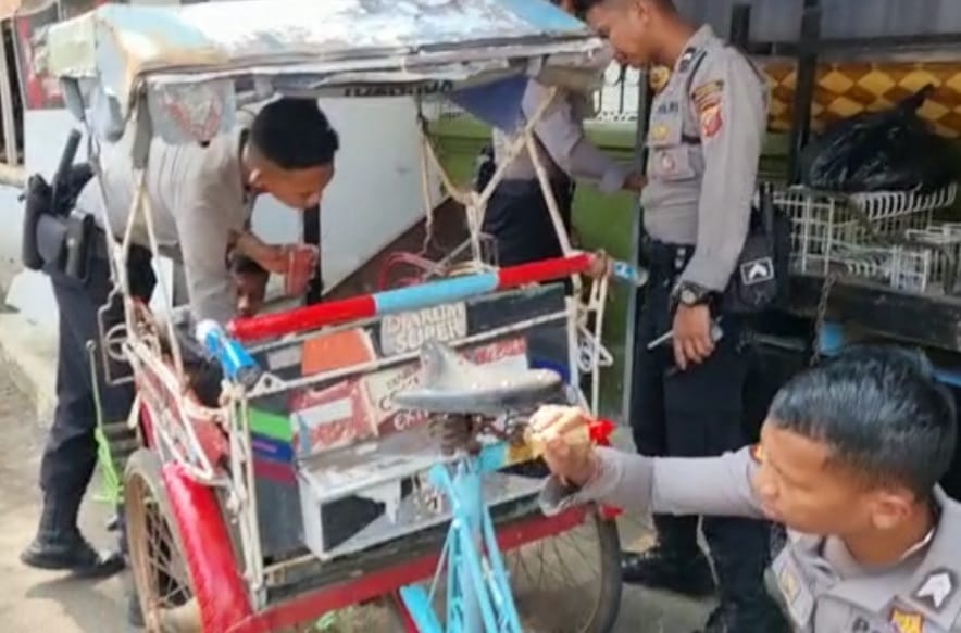 Kasat Samapta Polres Majalengka Bagikan Sembako Pada Warga