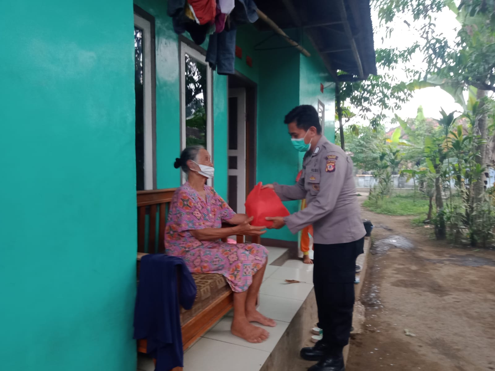 Peringati HUT Bhayangkara ke 76, Polisi Bakti Sosial