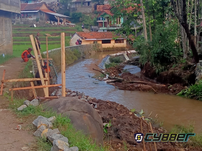 Dinas PUTR Sumedang Melaksankan Rehabilitasi Jaringan Irigasi di Desa Kotamandiri