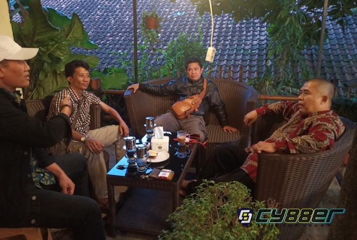 Dewan Redaksi Media Cyber88 dan Kaperwil Jabar Bersilaturahmi ke Presiden PAD di Kedai Kopi Lereng Tanggul