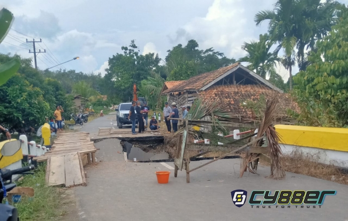 Jalan Lintas Kota Martapura BP Peliung Menuju Belitang Ambruk