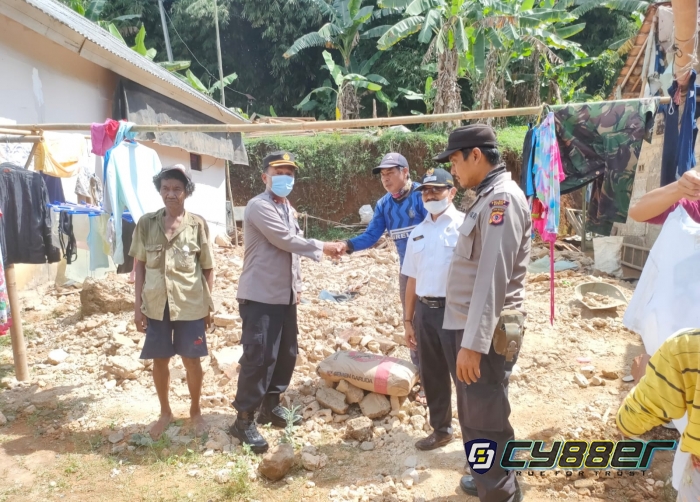 Kapolsek Cijeruk - Cigombong Berikan Bantuan Bahan Material Kepada Korban Bencana Rumah Roboh