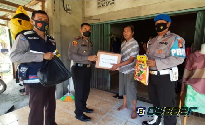 Setiap Hari Jumat, Kapolsek Singingi AKP Koko Ferdinan Sinuraya,SH MH  berikan Bantuan Untuk Masyarakat Kurang Mampu