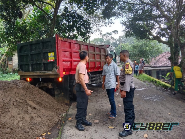 Polisi Berikan Bantuan Material Pasir 1 Dump Truck Kepada Korban Bencana Rumah Roboh di Cogombong