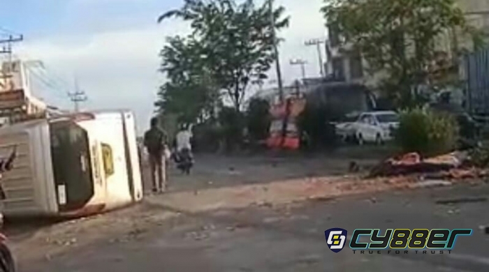 Kecelakaan Truk Trailer vs Bus Karyawan, Dua Warga Terhimpit Badan Kontainer
