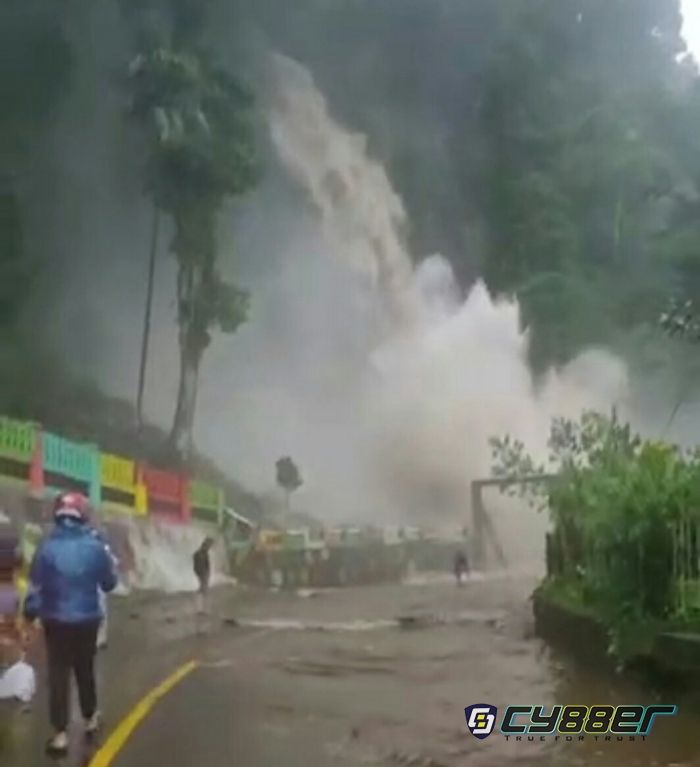 Air Terjun Lembah Anai Meluap, BPBD Sumbar Beri Peringatan