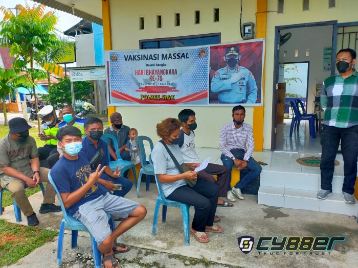 HUT Bhayangkara 76, Polsek Tualang Gelar Vaksinasi Massal
