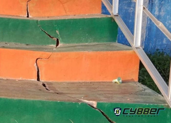 Tribun Penonton di lapangan Bola Kaki Adi Luhur Sudah Retak Seribu, Warga Bilang Hanya Hamburkan Uang Rakyat