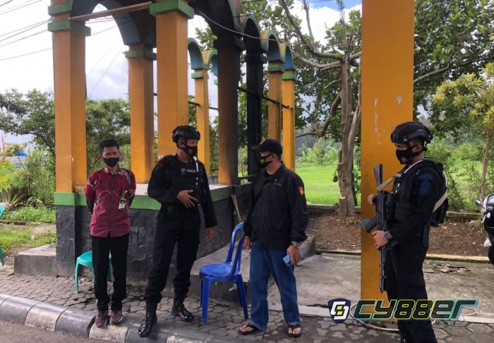 Cegah Penyebaran Covid 19, Anggota Sat Brimob Polda Jabar Kawal Penerapan Prokes di Tempat Wisata Kebun Raya Cibodas