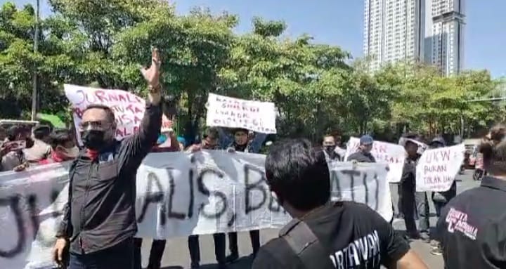 Ratusan Jurnalis Geruduk Mapolres Sampang Gegara Kapolres Bilang Ini…