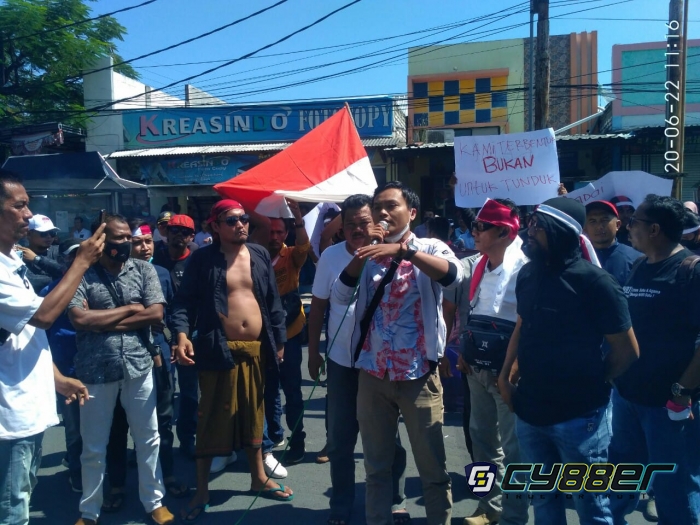 Sebut Tak Layani Wartawan Non UKW, Kapolres Sampang Didemo Gabungan Aliansi 