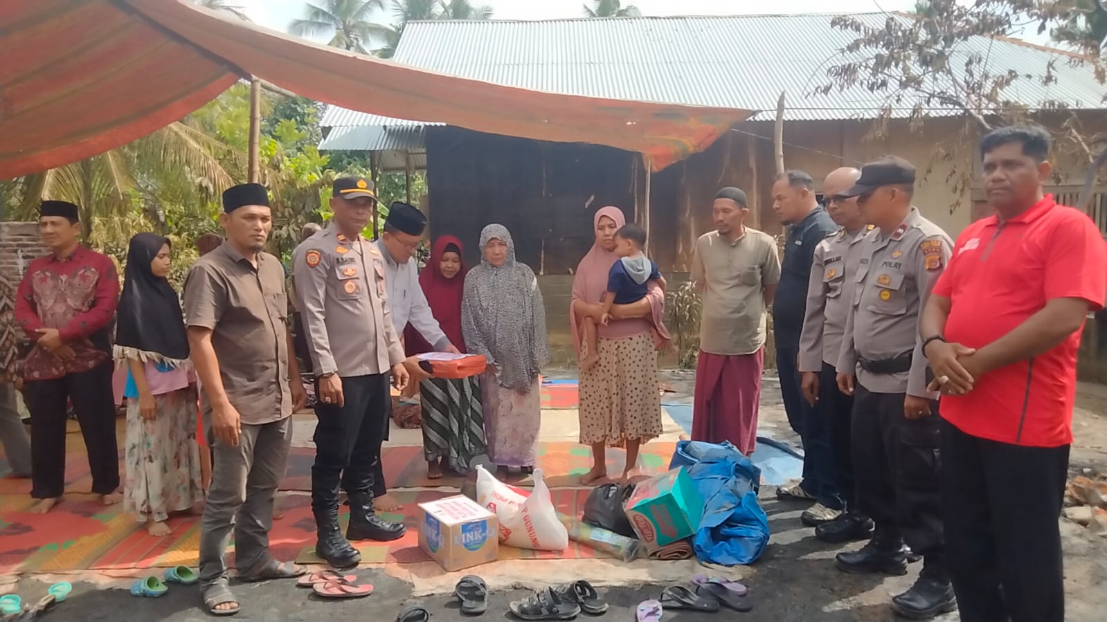 HUT Bhayangkara ke-76, Polsek Simpang Ulim Salurkan Bantuan Masa Panik Korban Kebakaran