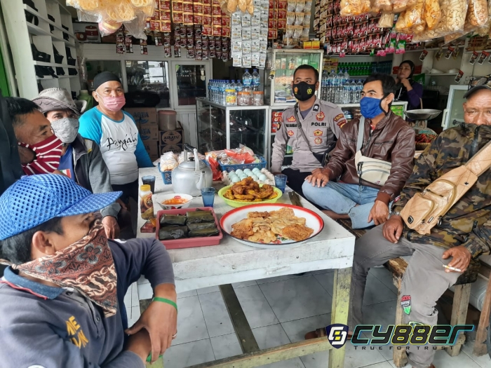 Bhabinkamtibmas Polsek Cilograng Polres Lebak Sowan Warga Binaan dan "Ajak Yuk Ngopi Wae"