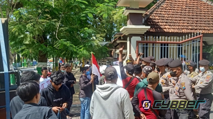 Oknum PNS Disperindag Diduga Korupsi, Komad Berdemonstari di Kantor Sekda Pamekasan