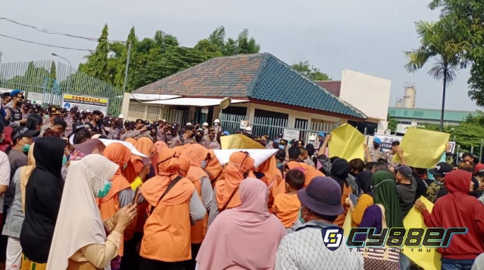 Tuntut Sosialisasikan Keadaan Abnormal, Ratusan Warga Tiga Lingkungan Terdampak Gruduk PT Unggul Indah Cahaya