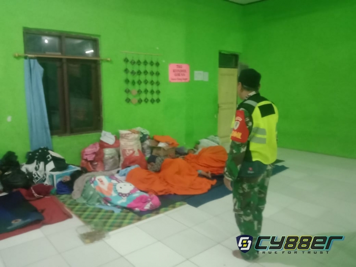 Sigap,, Anggota Koramil Leuwiliang Evakuasi Dampak Bencana Alam
