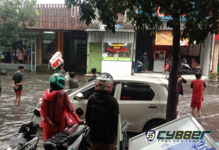 Banjir di Jalan Cibaduyut, Anak Anak Malah Senang Bermain di Air Keruh