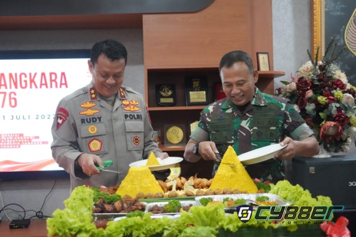 Beri Kejutan HUT Bhayangkara Ke 76,,Danrem 064/MY bersama Pimpinan Staf Korem Sambangi Markas Polda Banten