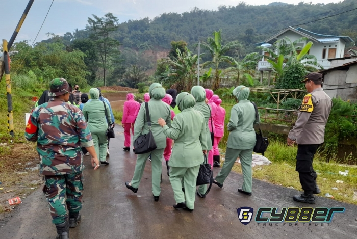 Koramil Leuwiliang dan Polsek Cibungbulang Terima Kunjungan Relawan GOW Bogor di Lokasi Bencana Alam Cibunian