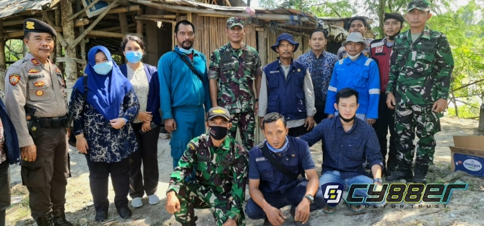 Danramil Cikande Tinjau langsung Kegiatan PMK Untuk Dua Kandang Ke Desa Parigi