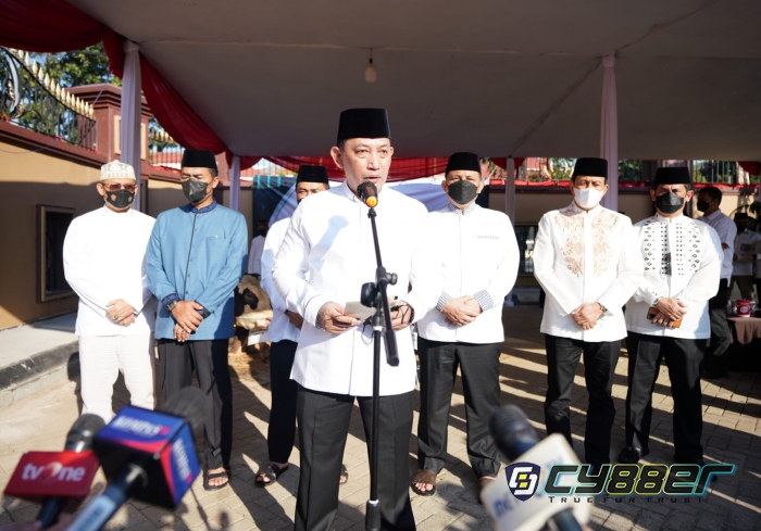 Serahkan Hewan Kurban, Kapolri: Bentuk Keikhlasan Wujudkan Personel yang Presisi