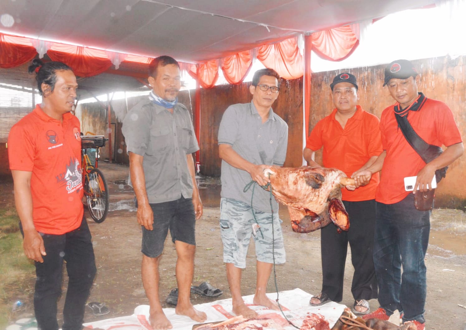 DPC PDI Perjuangan Cilacap Bagikan Daging Kurban Kepada Warga 
