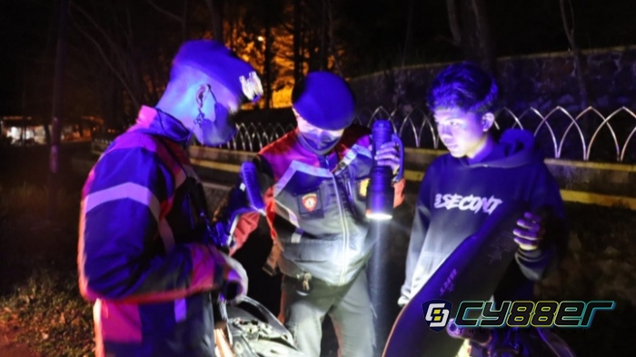 Nonkrong Tak Jelas Dimalam Hari, Belasan ABG Diminta Pulang oleh Polisi