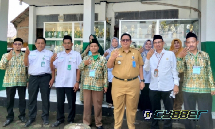Camat Cigombong Bersama Kasi Penkes Tinjau Kegiatan Hari Kedua PTM MAN.4 Bogor