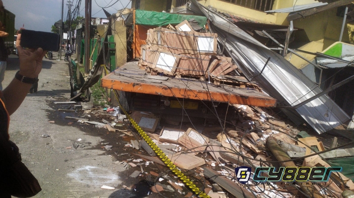 Dua Rumah Warga di Bakongreang Ditumbruk Truk Pengangkut Keramik