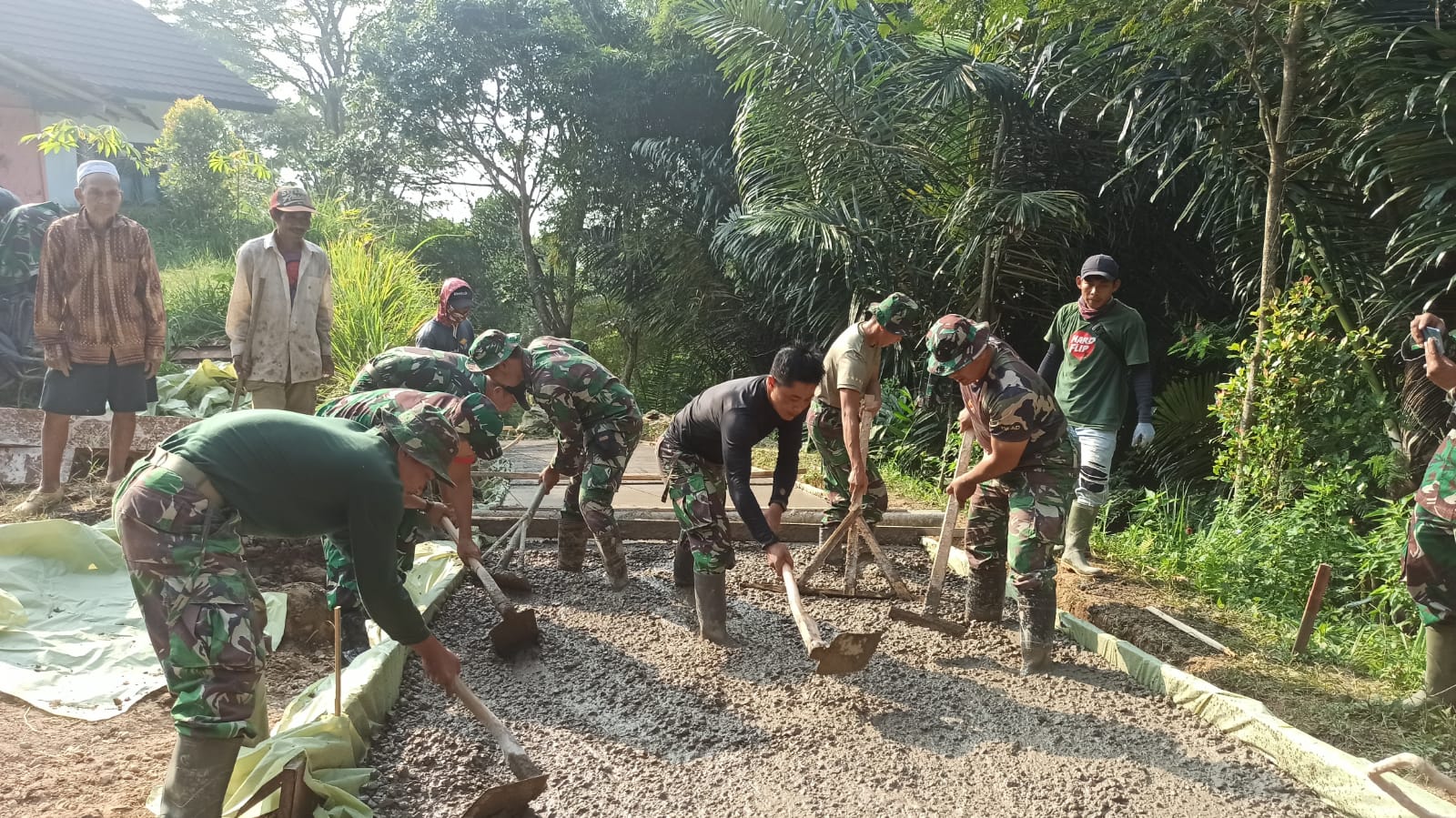 TMMD ke 114, Dansatgas Berikan Semangat pada Satgas dan Warga Saat Pengecoran 