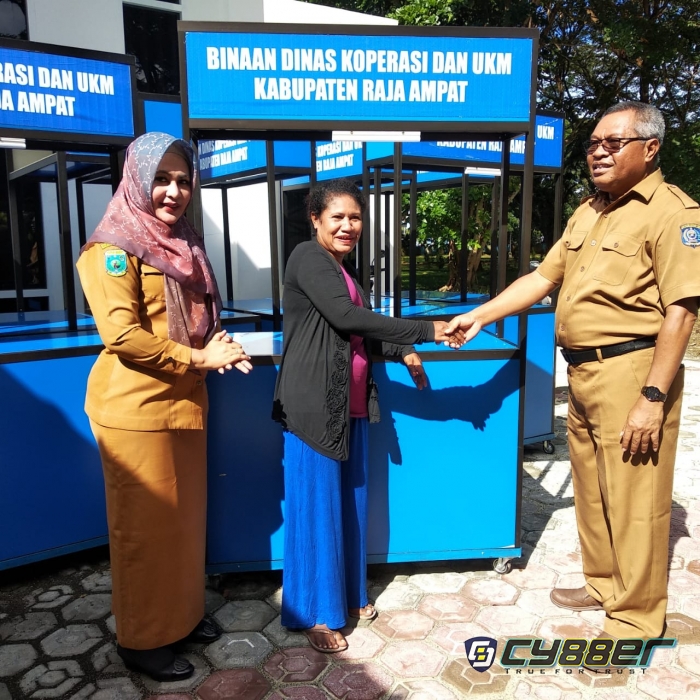 Dinas Koperasi dan UKM Raja Ampat Serahkan 27 Unit Gerobak kepada Pelaku UMKM