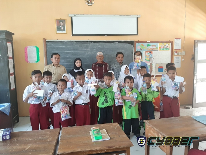 Peringati 1 Muharam 1444 H, LSM Pakem Santuni Anak Yatim Piatu dan Dhuafa di SDN Pekauman 2 Kota Tegal
