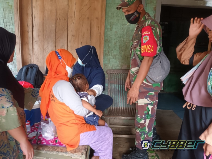 Serda Widagyo Babinsa Koramil 0111/Pagelaran Bantu  Pelaksaan Bulan Imunisasi Anak Nasional (BIAN) Di Desa Binaan