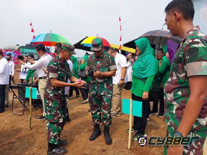 Danrem 064/Maulana Yusuf Mendampingi Pangdam III Siliwangi Tanam Jagung Serentak Di Dodiklatpur Ciuyah