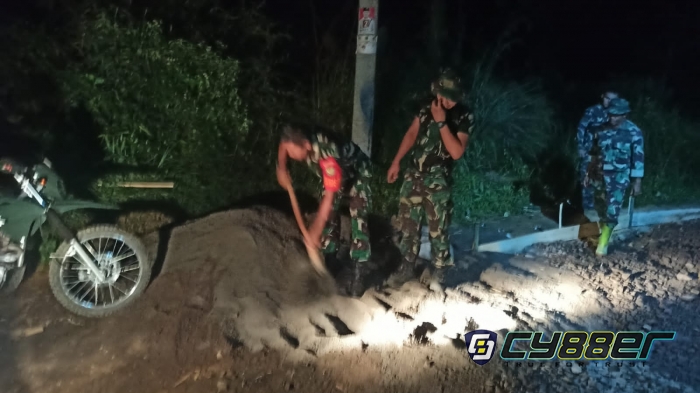 Dandim 0608/Cjr Terjun Langsung Bantu Satgas dan Warga Perbaiki Jalan